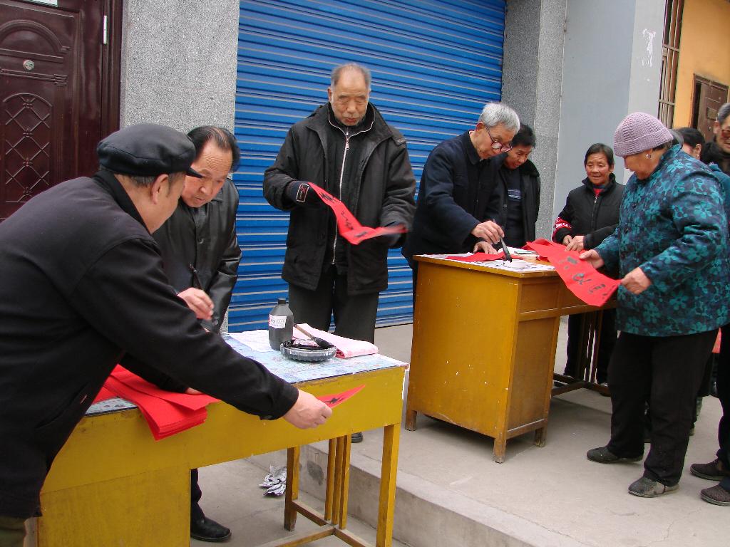 社區(qū)群眾爭(zhēng)相索取春聯(lián)