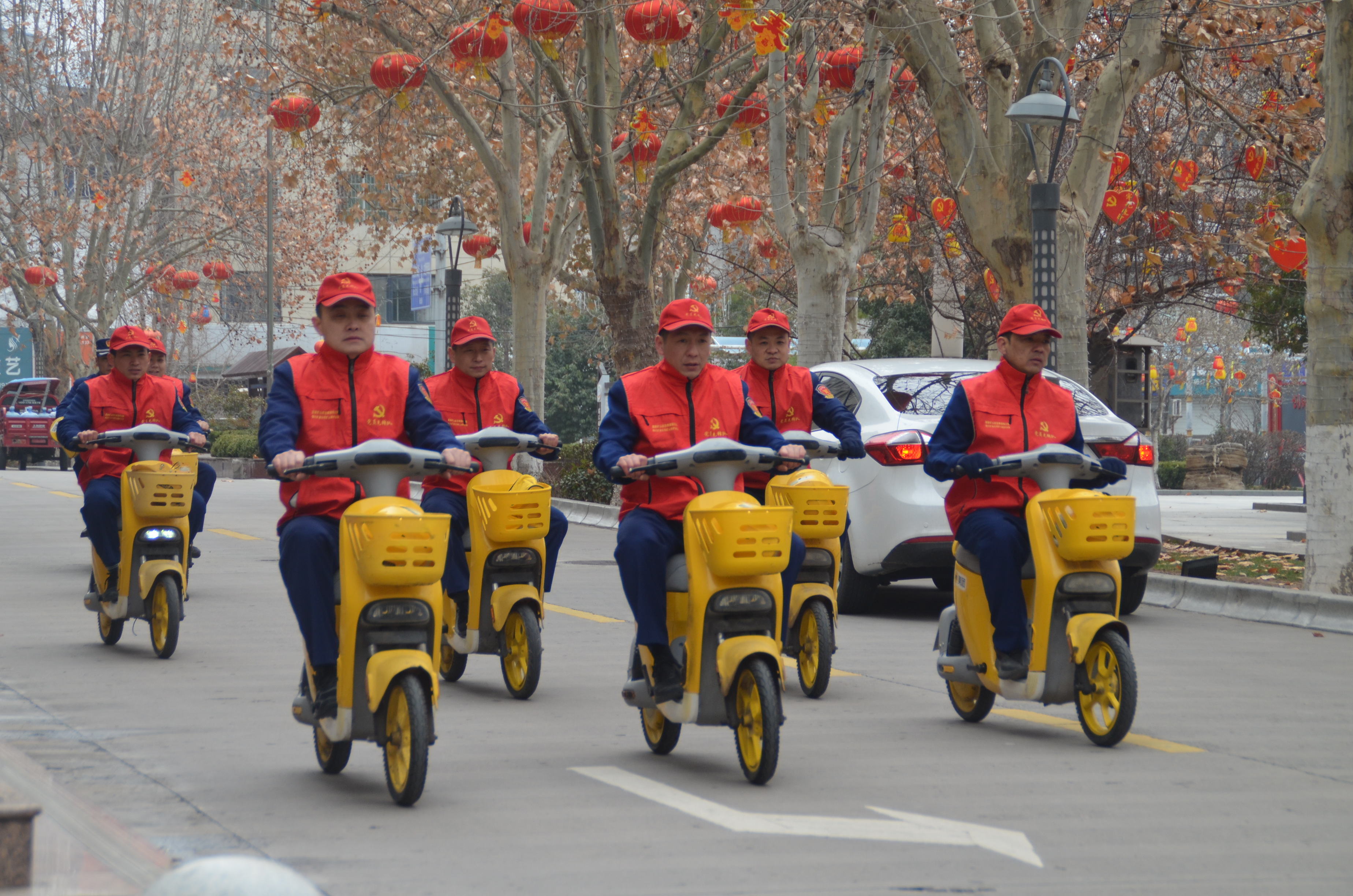 公司團(tuán)委組織青年志愿者在市區(qū)宣傳綠色出行、文明出行志愿服務(wù)活動(dòng)