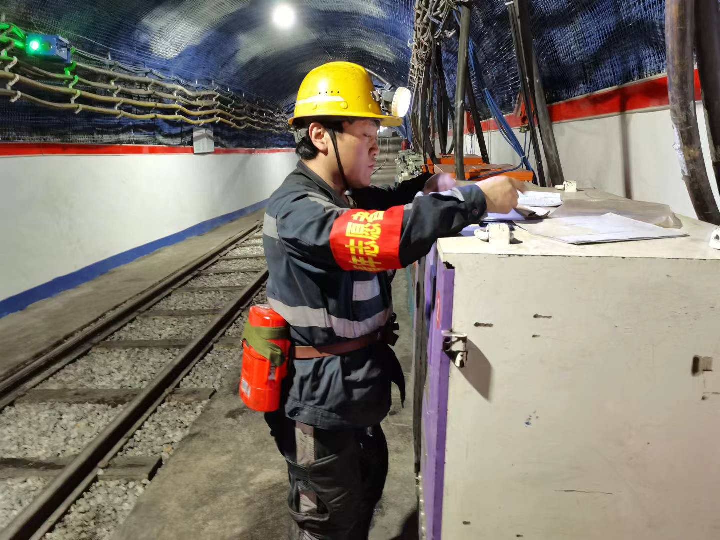 青崗員在井下開展青監(jiān)崗隱患排查活動(dòng)，助力礦井安全穩(wěn)定